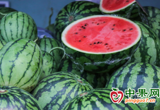西瓜價格下滑 銷量明顯增加 ()