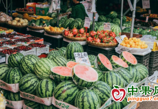 柳州：夏季水果繽紛上市 市民嘗鮮正當時 ()
